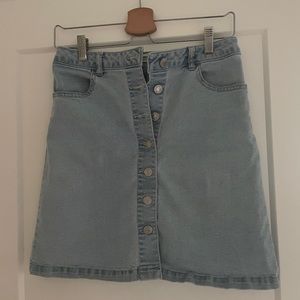 Button-down light denim skirt, above knee cut with back pockets